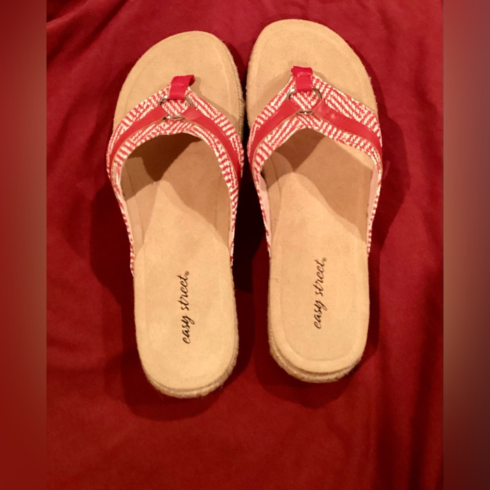 NWOB Easy Street Red and Tan Women's Starling Slip-On Thong Sandals 8.5 NARROW